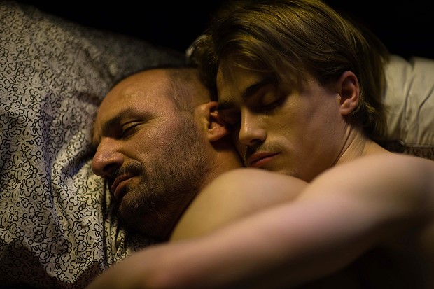 002【我們的幸福時光】劇照_吉約姆古依（左）與馬蒂爾達莫勒克斯在片中一見鍾情，男分男捨到天明