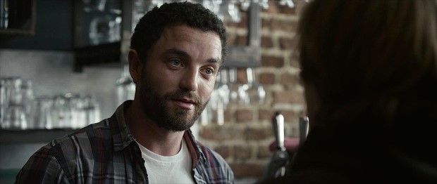 004【我們的幸福時光】劇照_吉約姆古依在片中是個窒息情人，不過現實生活有個演員嬌妻的他，坦承會給另