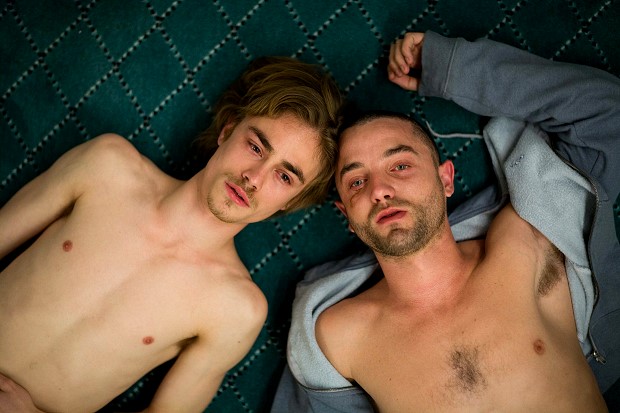 001【我們的幸福時光】劇照_馬蒂爾達莫勒克斯（左）與吉約姆古依在片中飾演一對愛得十分辛苦的同志戀人