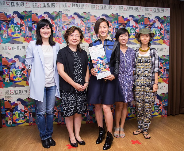 05 女影大使與貴賓合照(左起：策展人羅珮嘉、影展主席范情、大使何韻詩、女性影展國際選片人兼理事王君
