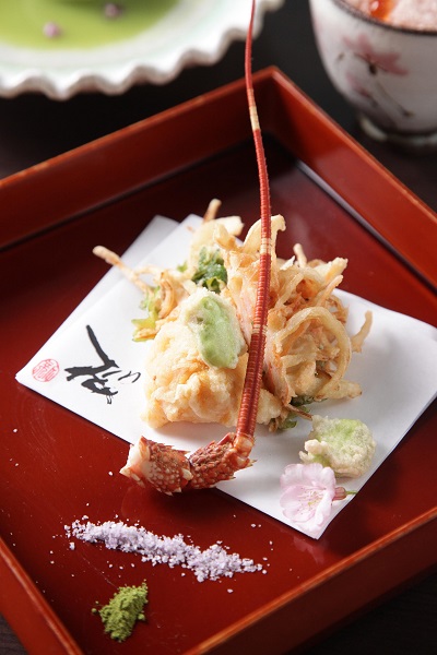 炸品「春蠶無盡」承襲米其林二星近藤文夫來台傳授，蠶豆天婦羅搭配龍蝦、櫻花蝦、櫻花葉，並佐上櫻花鹽或抹