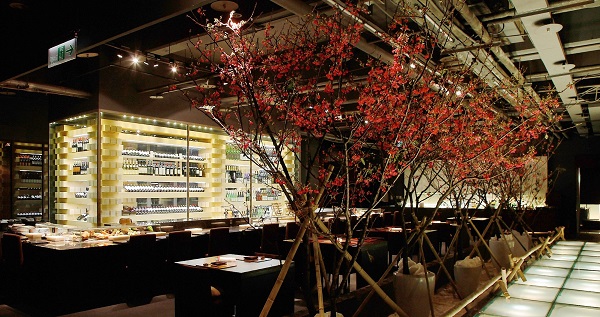 新都里將優雅的櫻花植入店內，增添一處典雅風采，以獨特的品牌美感，打造花見新空間