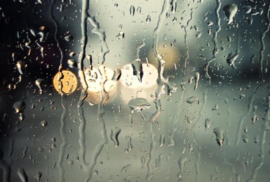 【雨下整夜 我的愛溢出就像雨水～雨季的浪漫：超適合雨天看的３部電影】