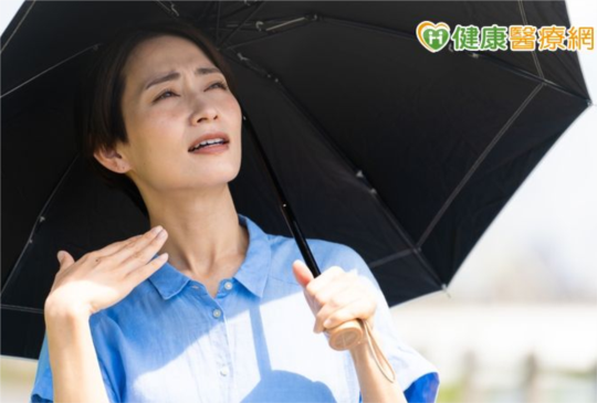55歲婦人日正當中步行暈厥「就醫體溫高達42度」！　醫提炎夏外出注意事項