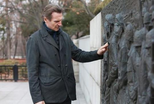 【新聞】連恩尼遜霸氣率領聯合國軍逆襲北韓 《代號：鐵鉻行動》麥帥版預告精銳出擊