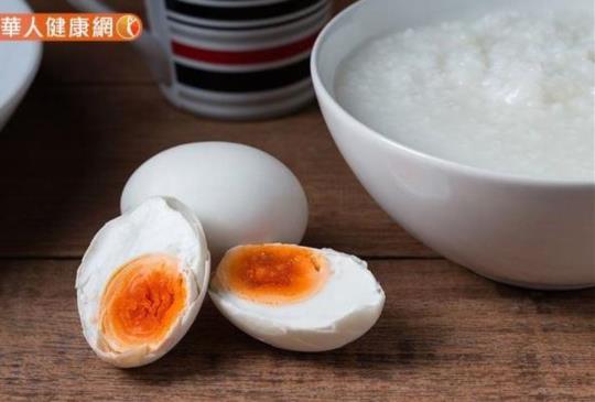 月餅難以捨棄的鹹香好滋味！為什麼製作鹹蛋黃都用鴨蛋？