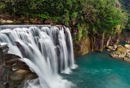 探訪台灣絕美瀑布，炎熱夏天就是要涼爽玩水去！