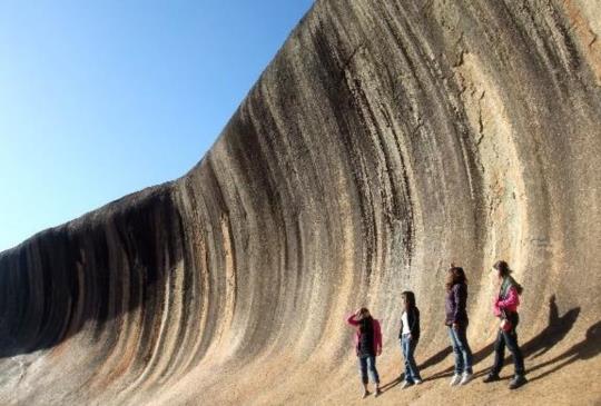 澳洲【波浪岩】曠野間的天然奇觀！