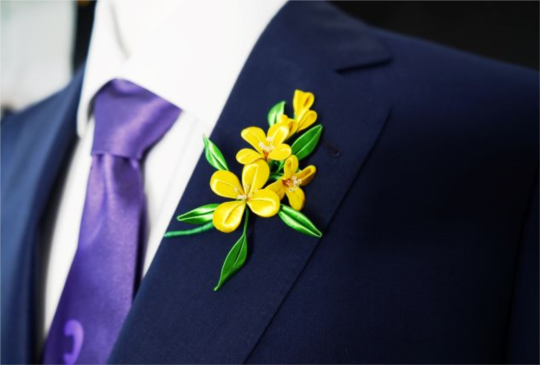 520賴清德就職典禮西裝亮相！ 周裕穎設計「紫斑蝶」領帶與油菜花胸章成亮點