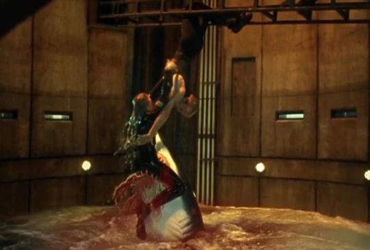 【《水深火熱》越想掌握權利，越容易被反噬】