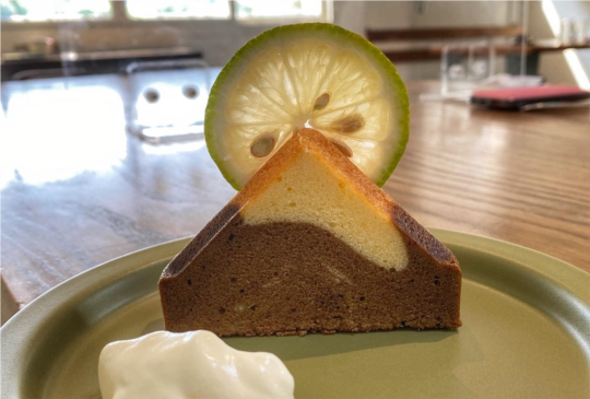 老屋花窗灑落陽光  Subi coffee&bakery好吃又好拍