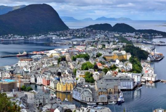 【北歐】挪威絕美新藝術小鎮：奧勒松