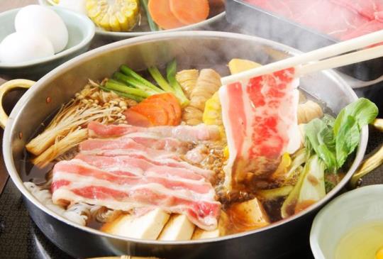 【嚴選台北5間道地的日式壽喜燒 沾著蛋液的壽喜燒牛肉太誘人了！】