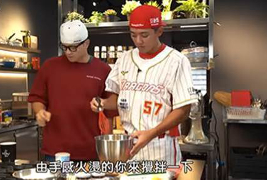 廚神 Fred 這一招學起來！ 拿莫現身當廚助 營造中秋儀式感