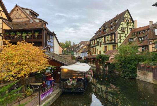 【法國】漫遊科爾馬童話小鎮，走入霍爾的移動城堡的真實世界