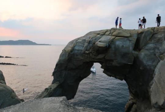 【瑞芳深澳漁港秘境。象鼻岩】立足巨象上，望海心徜徉
