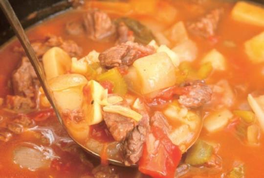【露營野炊料理】蔬菜燉牛肉湯 溫暖又飽足 簡單解決一餐！
