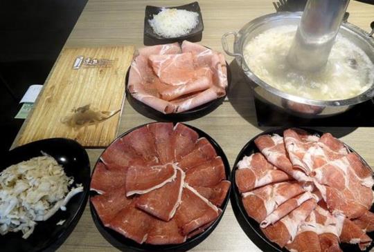 古早味50年歷史的台電酸菜白肉鍋
