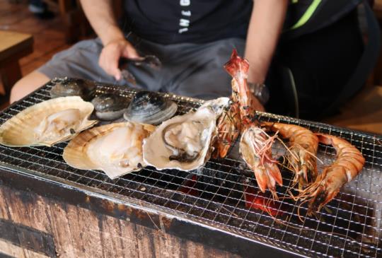 【日本。青森八食中心】逛好逛滿的八食中心，燒烤新鮮海味和特產伴手禮的天堂～