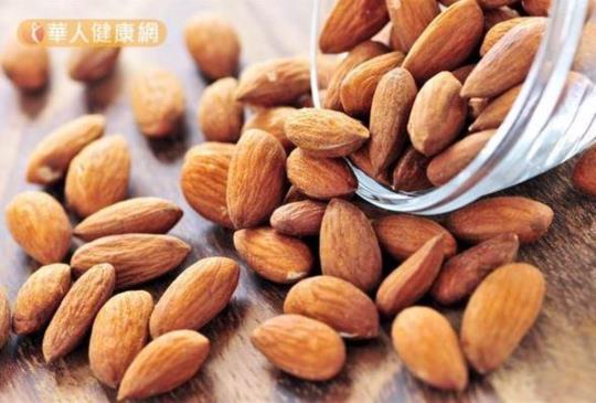 【研究：吃杏仁助降膽固醇！還能補充鈣質、維生素E】