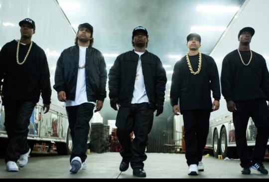 【《衝出康普頓》 Straight Outta Compton拿起麥克風，我們衝出全世界】