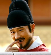 【雙面君王】李秉憲犧牲 脫褲“解便”百人伺候