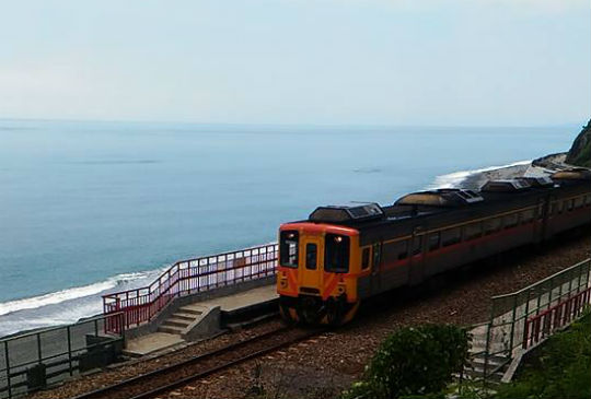 跟著鐵道迷追火車去！台灣五大特色車站在這裡