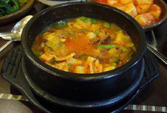 在韓國吃飯碗不能端起來？你不知道的韓式用餐禮儀！