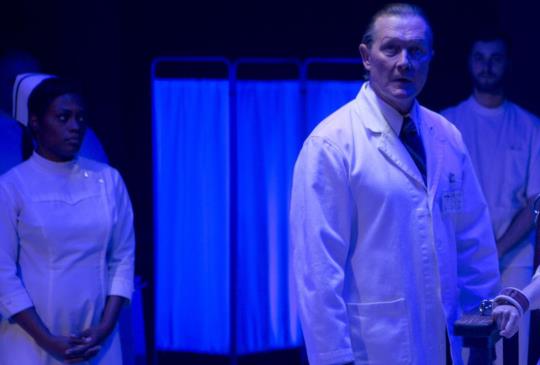 【新聞】電玩迷盛讚緊張刺激有如《絕命精神病院》電影版 《療養怨》現正熱映中