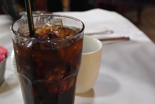 全糖飲料當水灌　男血糖飆險被甜死