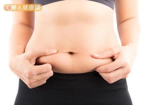 【沒懷孕依然小腹微凸？營養師：加強腹部燃脂多吃這些！】