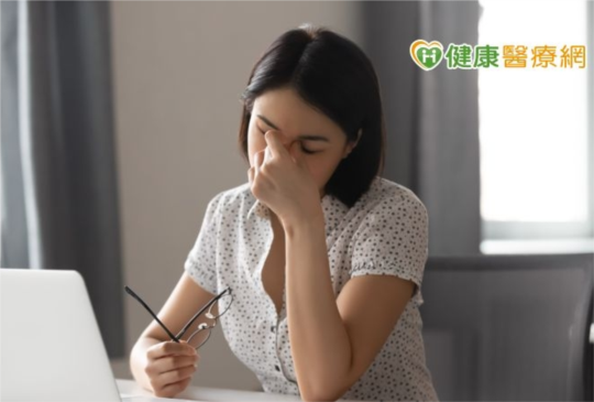 上班看電腦、下班滑手機？　日常護眼「這樣做」雙管齊下更有效