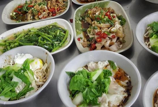 【菜市場裡的隱藏版高人氣美食：來自馬祖東引的特色麵館】
