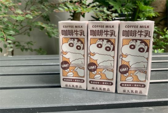 超商亮點！「蠟筆小新牛乳」VS「這群人淡定奶茶」開賣