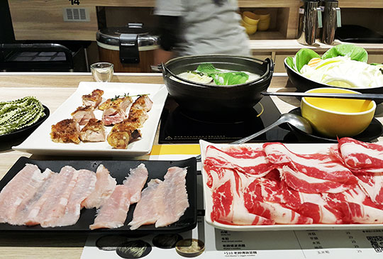 【誰說火鍋都一樣？老母雞熬燉與烈酒香，讓人如癡如醉】