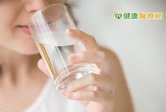 多喝水降血壓、防腦中風？　中醫消水腫有良方