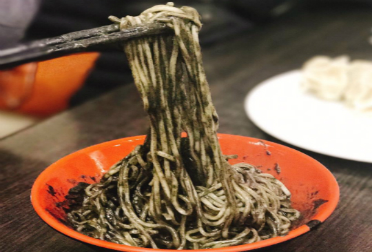 【黑得發亮，親民小吃的「黑金煉金術」！】