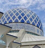 從吉隆坡前進世界第一大圓頂：閃耀純淨的藍色清真寺