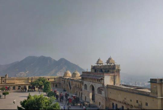 華麗琥珀堡：印度「捷普」最值得造訪的水上宮殿