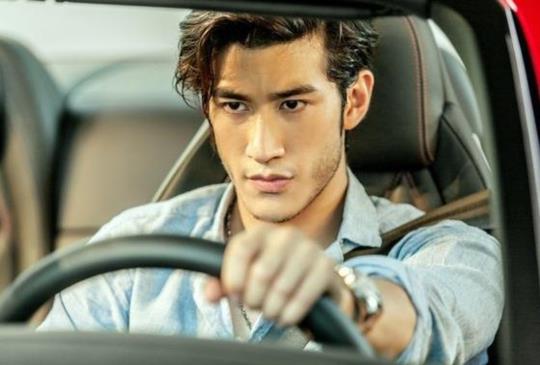 【新聞】成龍「舞獅」杜拜上演飛車,親王豪氣超跑借到飽！