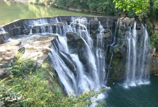 【平溪】鐵道飛瀑舞天燈，新北市的瀑布山城