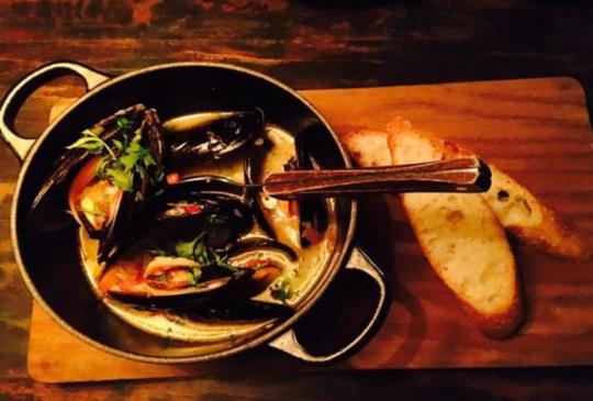 「DIARY BISTRO」跟著食尚玩家的腳步享受美食好酒，感受悠閒愜意的夜晚