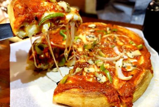 讓你吃一口就愛上的芝加哥深盤披薩專賣店Love at First Bite Bakery Café