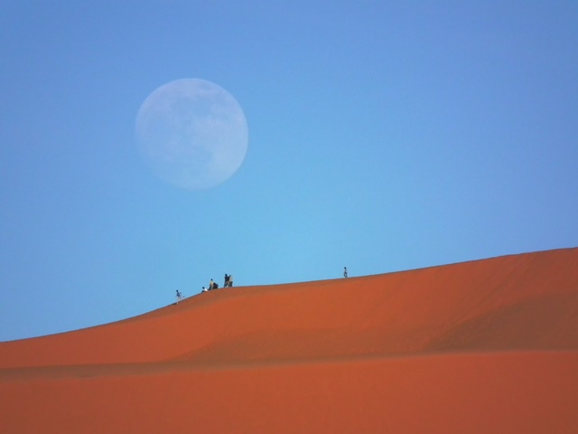 04.撒哈拉天空極為乾淨，沙丘上賞夕陽，巧妙地先遇著一輪美麗滿月！.JPG