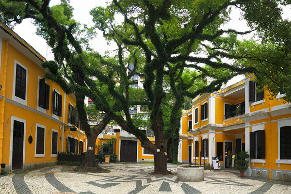 01.鵝黃建築與中式建築混搭，就是很澳門的印象