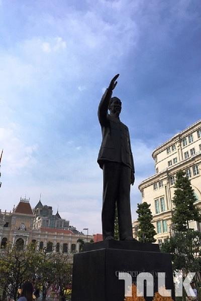 胡志明與市政廳白天.JPG