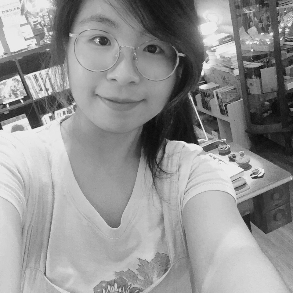 紅絲線書店店長Emily 紅絲線書店店長Emily