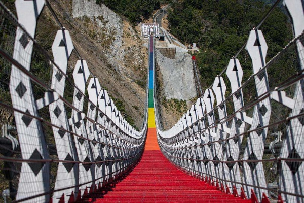七彩吊橋-1(南投好好玩).jpg