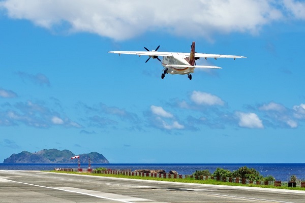搭飛機(shutterstock).jpg