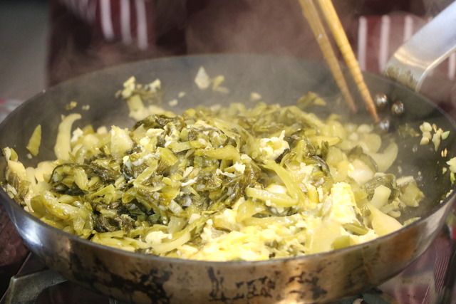 范秋水教用越式酸菜炒蛋成可口美食 (1).jpg